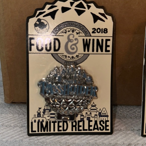 2018 Food and Wine Festival limited edition pin - Picture 1 of 3